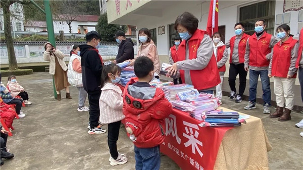 市城投集團(tuán)開展“黨建引領(lǐng)學(xué)雷鋒，志愿服務(wù)展風(fēng)采”送溫暖活動(dòng)