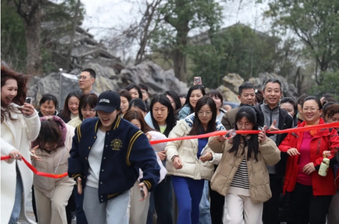 市城投集團(tuán)開展“團(tuán)結(jié)一心 拼搏進(jìn)取 奮戰(zhàn)2025”迎新年登山、健步走活動(dòng)